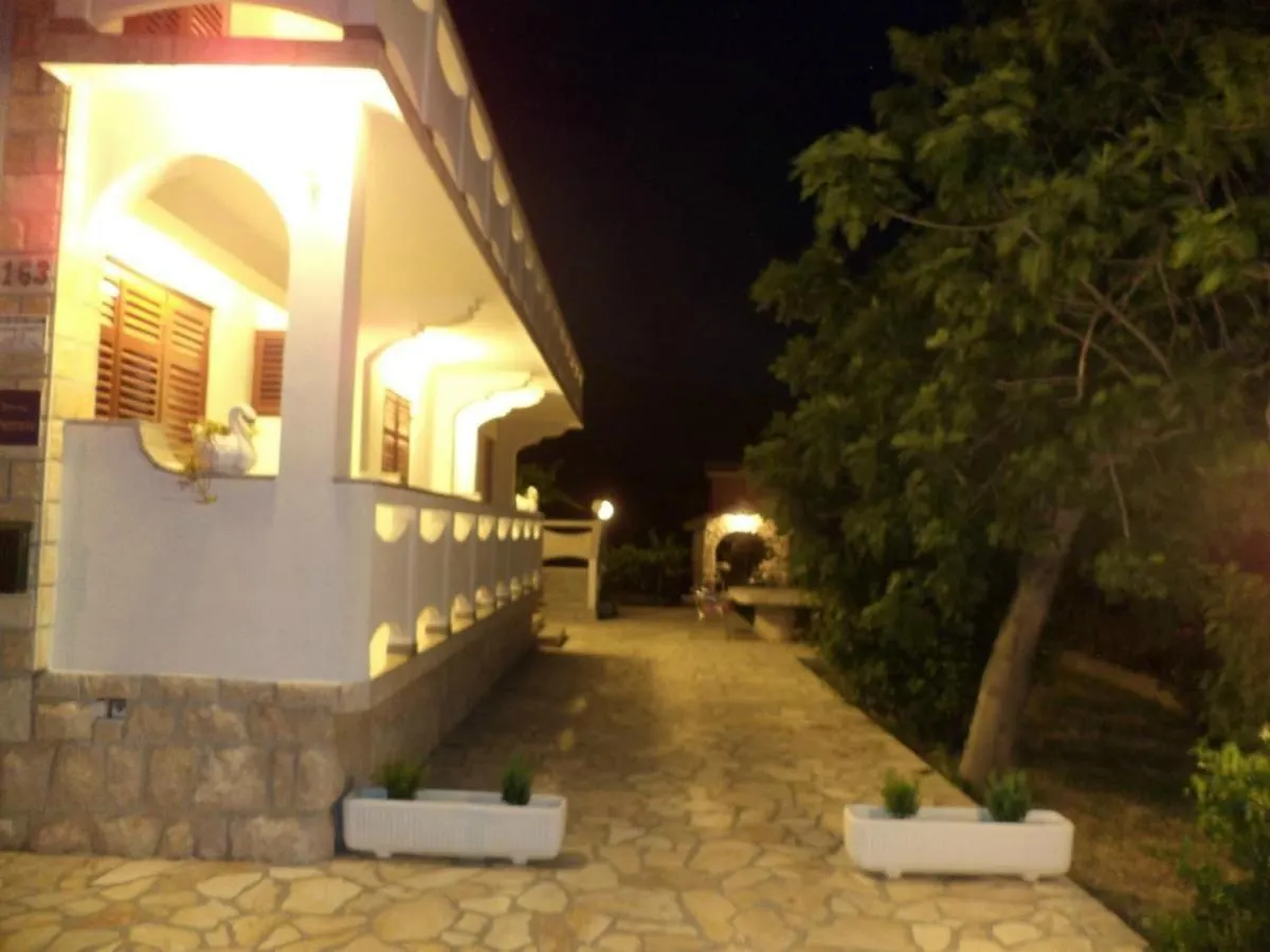 Grosse Wohnung In Kampor Mit Eigenem Balkon Rab Town Croatia