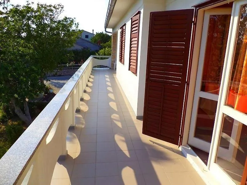 Grosse Wohnung In Kampor Mit Eigenem Balkon Rab Town Apartment